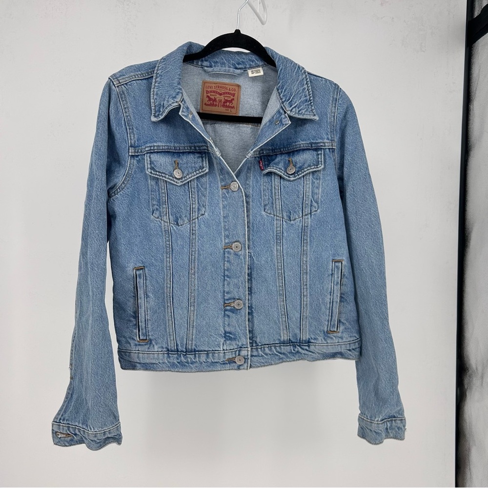 Levi’s Vintage Medium Wash Trucker Denim Jacket - Women's Size Large excellent